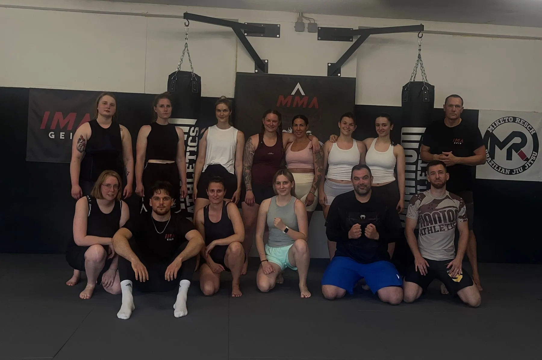 Gruppentraining in der Halle der IMA Geib