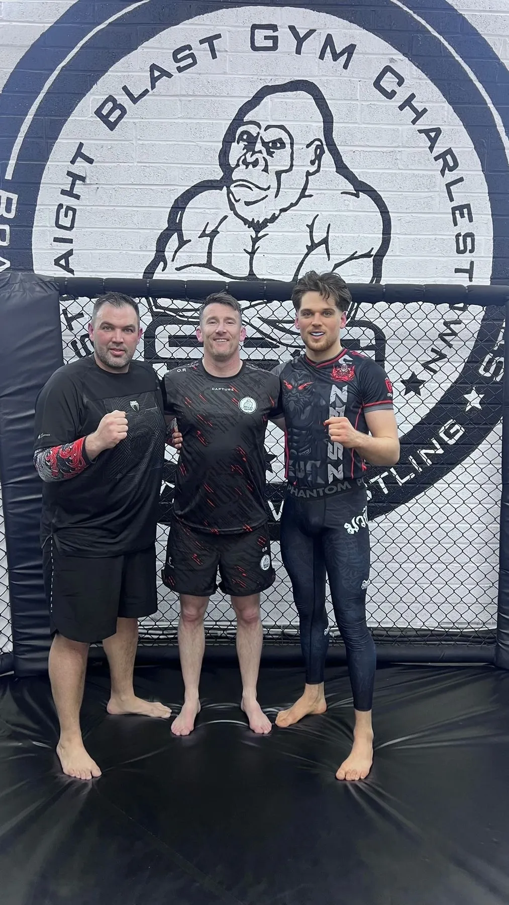 Maurice Welsch mit seinen Coaches Raphael Geib und Owen Roddy im Straight Blast Gym Charlestown