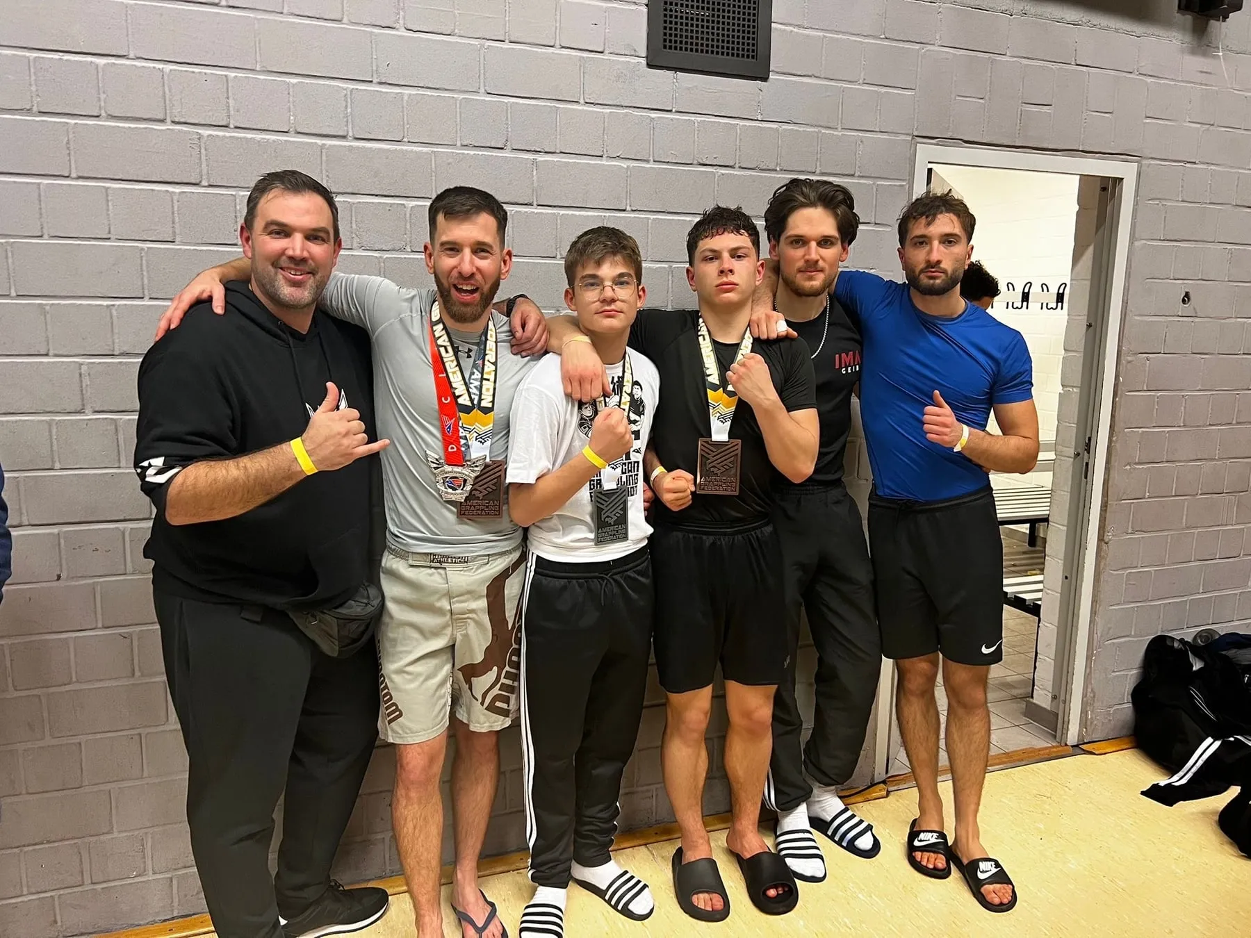 Team mit Medaillen nach einem Wettkampf